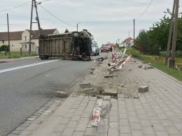 Kolizja busa w Folwarku. Kierowca zasnął za kierownicą