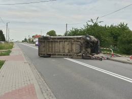 Kolizja busa w Folwarku. Kierowca zasnął za kierownicą