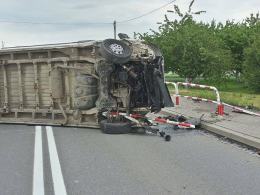 Kolizja busa w Folwarku. Kierowca zasnął za kierownicą