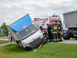 Zderzenie osobówki, tira i busa na trasie Opole-Brzeg