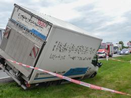 Zderzenie osobówki, tira i busa na trasie Opole-Brzeg
