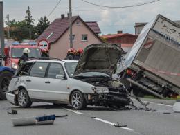Zderzenie osobówki, tira i busa na trasie Opole-Brzeg