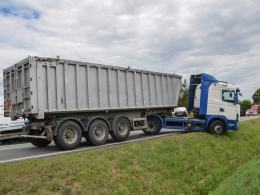 Zderzenie osobówki, tira i busa na trasie Opole-Brzeg