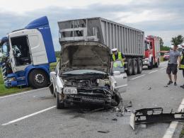 Zderzenie osobówki, tira i busa na trasie Opole-Brzeg