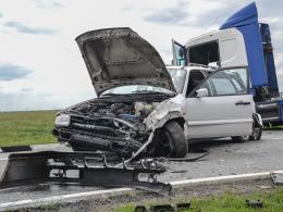 Zderzenie osobówki, tira i busa na trasie Opole-Brzeg