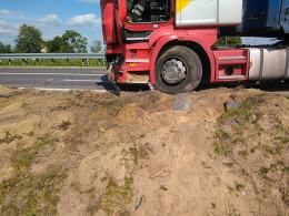 Zderzenie scanii z osobówką w Poborszowie. Kobieta w szpitalu