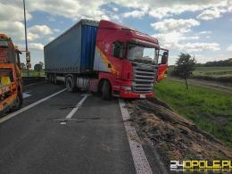 Zderzenie scanii z osobówką w Poborszowie. Kobieta w szpitalu