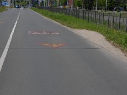 W omijaniu garbu pomaga również pas zieleni.