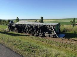 O krok od tragedii. Osobówka przygnieciona przez tira.