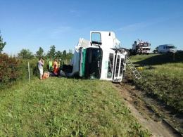 O krok od tragedii. Osobówka przygnieciona przez tira.