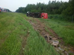 Tir zjechał z autostrady. Kierowca w szpitalu.