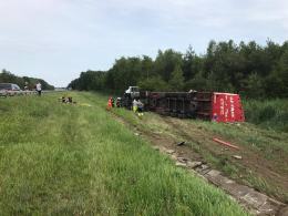 Tir zjechał z autostrady. Kierowca w szpitalu.