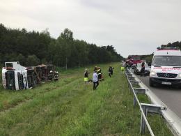 Tir zjechał z autostrady. Kierowca w szpitalu.