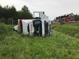 Tir zjechał z autostrady. Kierowca w szpitalu.