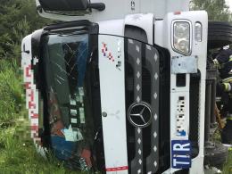 Tir zjechał z autostrady. Kierowca w szpitalu.