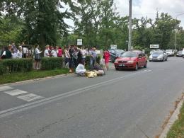 Kilkuletnia dziewczynka potrącona przy szkole