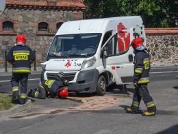 Zasnął za kierownicą, wjechał w basztę zamku w Niemodlinie