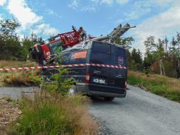 Dźwig przygniótł dwa pojazdy na Biskupiej Kopie