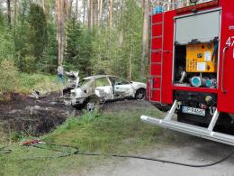 Zwłoki w spalonym pod Praszką samochodzie