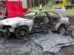 Zwłoki w spalonym pod Praszką samochodzie