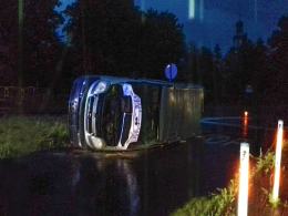 Opel przewrócił się na bok w Łosiowie
