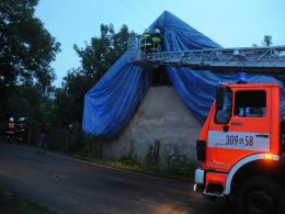 Nawałnica uszkodziła dachy w Kolanowicach. Wieś bez prądu
