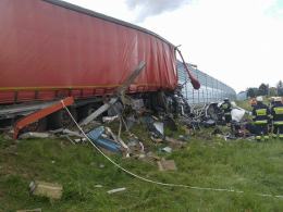 Poważne utrudnienia na A4. Ciężarówka uderzyła w barierki