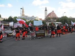 Ratownicy medyczni pikietowali w Opolu. "Nasz zawód umiera!".