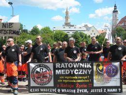 Ratownicy medyczni pikietowali w Opolu. "Nasz zawód umiera!".