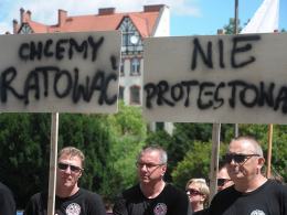 Ratownicy medyczni pikietowali w Opolu. "Nasz zawód umiera!".