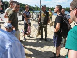Szukali kolorowych ważek. Opolanie na spacerze z przewodnikami