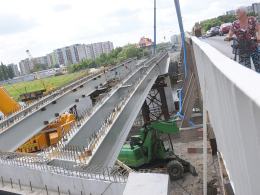 Układają elementy stalowe mostu na ul. Niemodlińskiej