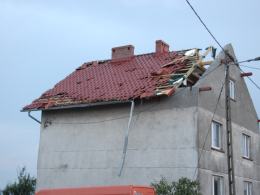 Bardzo silna burza w gminie Cisek, wiele domów bez dachów