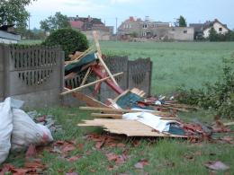 Bardzo silna burza w gminie Cisek, wiele domów bez dachów