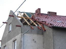 Bardzo silna burza w gminie Cisek, wiele domów bez dachów