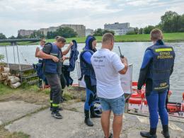 Zobacz, jak strażacy uczą się ratowania na Odrze