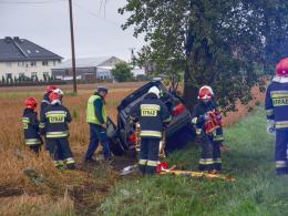 Pijany kierowca wylądował na drzewie. Cztery osoby w szpitalu