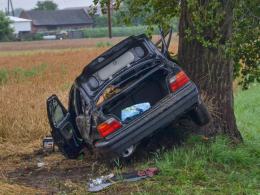 Pijany kierowca wylądował na drzewie. Cztery osoby w szpitalu