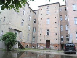 Śmierdząca kałuża zalega na podwórku przy Placu Kopernika