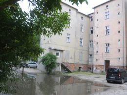 Śmierdząca kałuża zalega na podwórku przy Placu Kopernika