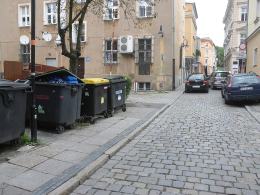 Szczury i smród z odpadów na ul. Franciszkańskiej w Opolu przeszkadzają mieszkańcom