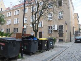 Szczury i smród z odpadów na ul. Franciszkańskiej w Opolu przeszkadzają mieszkańcom