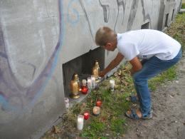 Znicze przy biurze poselskim opolskich posłów w Opolu