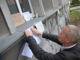 Znicze przy biurze poselskim opolskich posłów w Opolu
