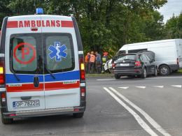Zderzenie dwóch aut w Niemodlinie. Jedna osoba ranna