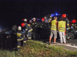 Zderzenie trzech pojazdów w lesie dąbrowskim na DK nr 46