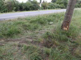 Uderzył w drzewo, wiózł dziecko. Pod Brzeg poleciał LPR
