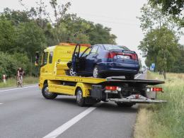Uderzył w drzewo, wiózł dziecko. Pod Brzeg poleciał LPR