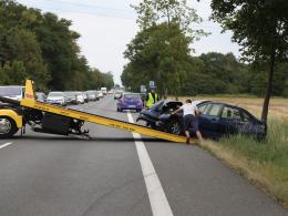 Uderzył w drzewo, wiózł dziecko. Pod Brzeg poleciał LPR