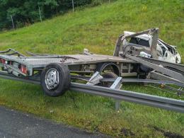 Kierowca lawety zasnął na autostradzie i zjechał z drogi